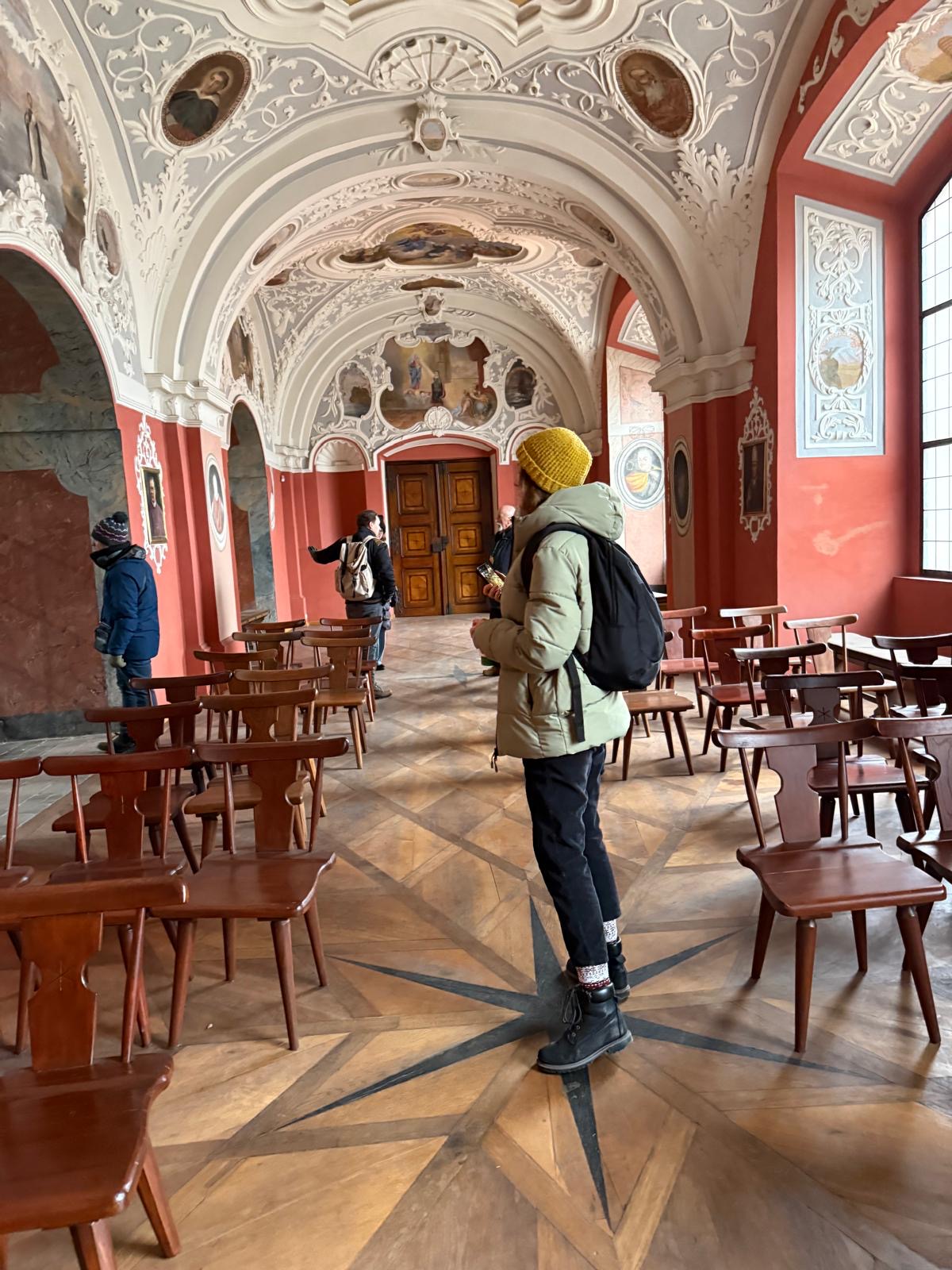 Barokowa sala ze sklepieniem pokrytym freskami i posadzką w gwiazdę